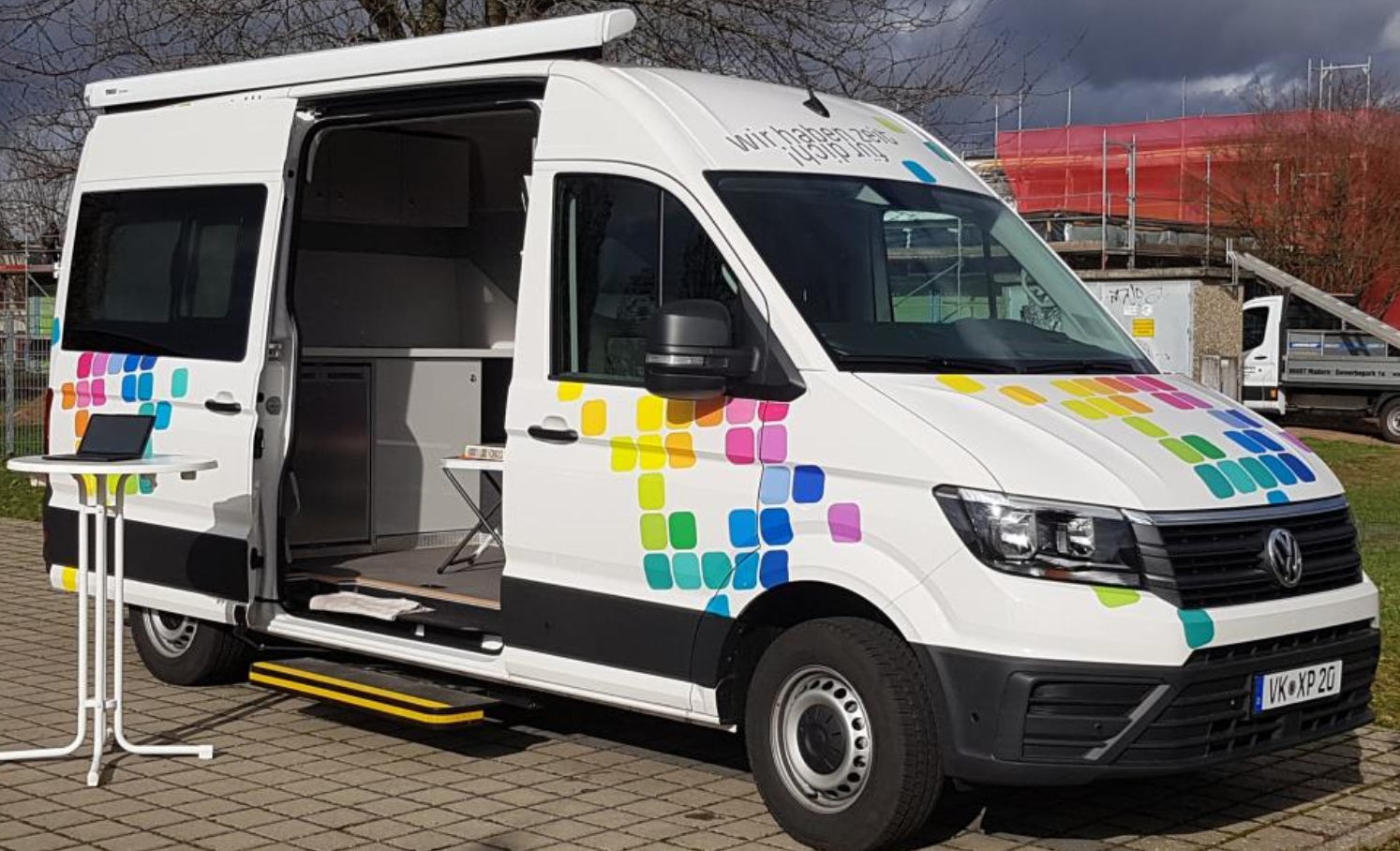 ein weißer Bus mit bunten Puzzleteilen (c) PR-Völklingen ein weißer Bus mit bunten Puzzleteilen