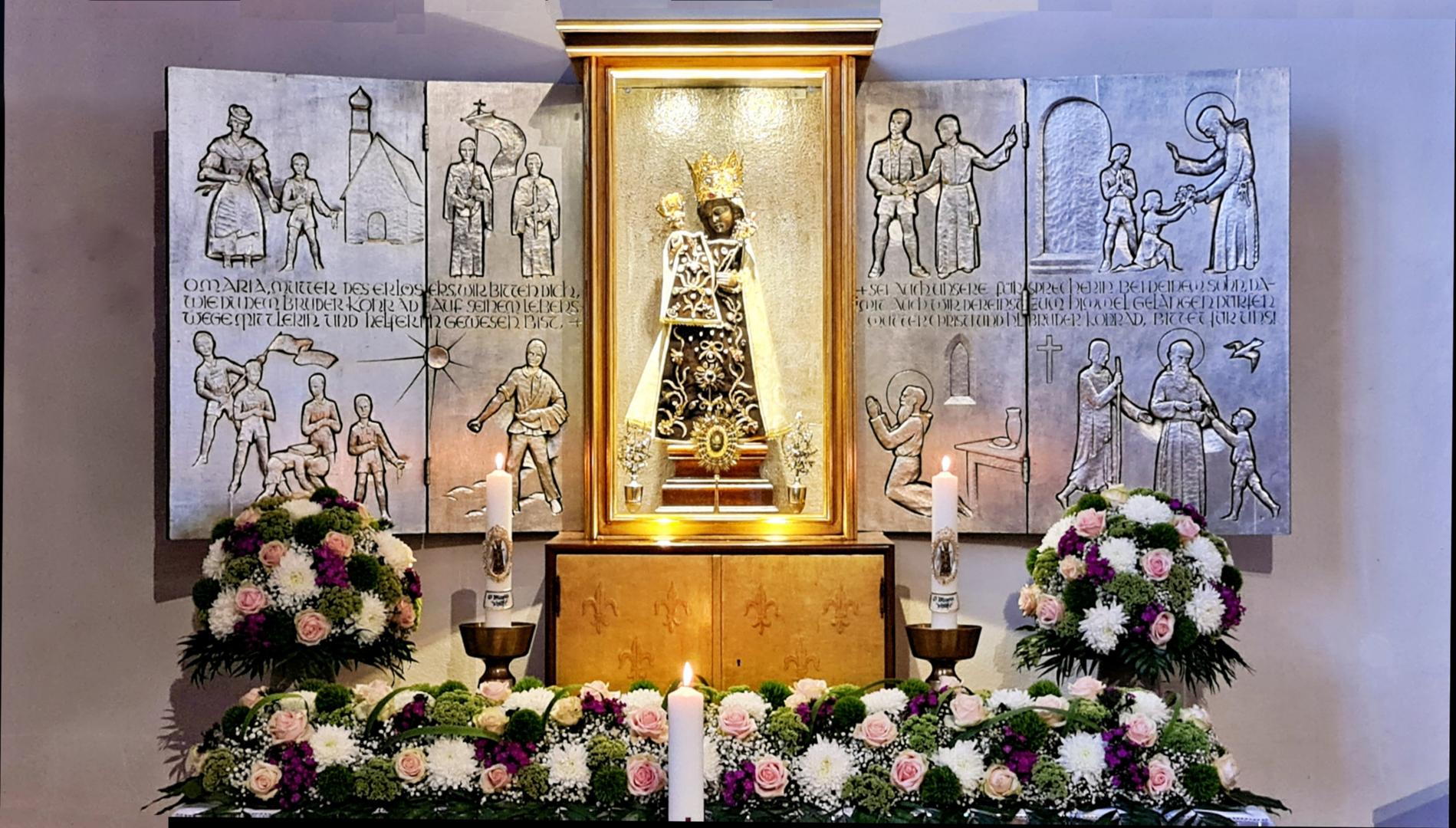 schwarze Madonna im Schrein, links und rechts Flügel mit Szenen aus dem Leben des Bruders Konrad (c) PW schwarze Madonna im Schrein, links und rechts Flügel mit Szenen aus dem Leben des Bruders Konrad