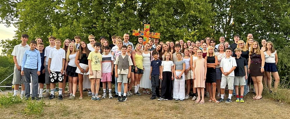 Gruppe der Messdiener mit ihren Betreuern, in der Mitte das selbstgestaltete Kreuz (c) KS Gruppe der Messdiener mit ihren Betreuern, in der Mitte das selbstgestaltete Kreuz