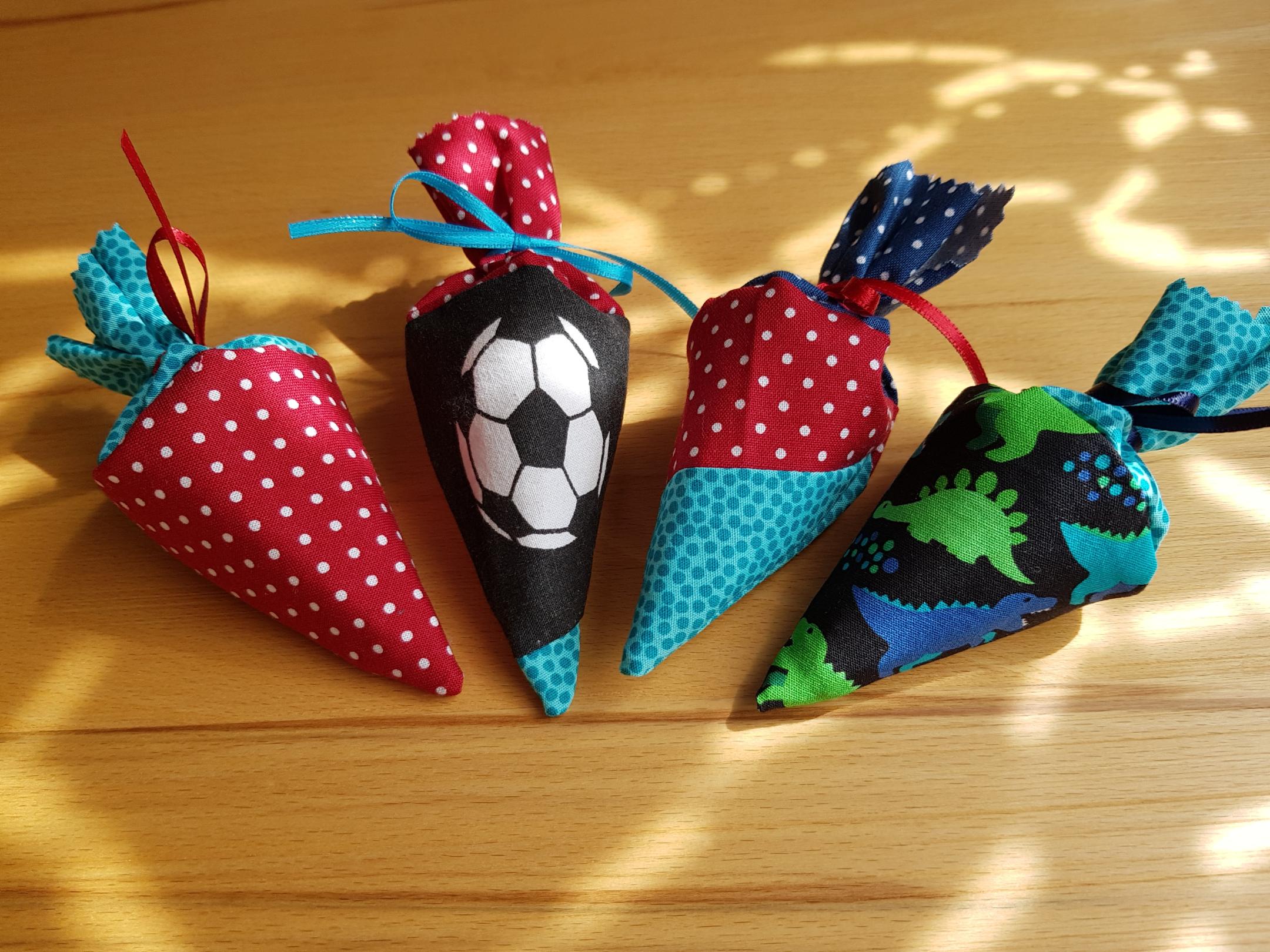Mini Schultüten verziert mit Fußball und Dinosaurier (c) k-h. Mini Schultüten verziert mit Fußball und Dinosaurier