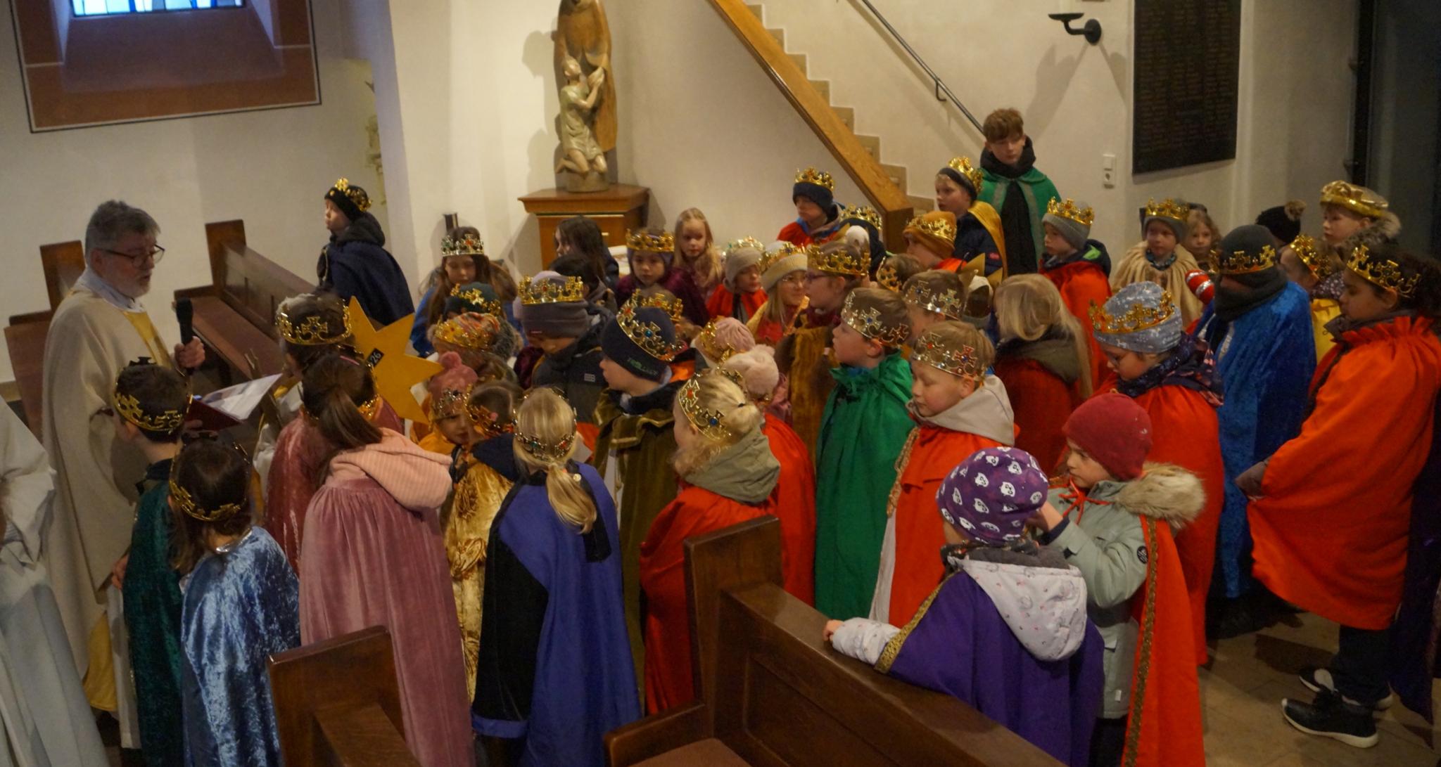 Pfarrer Werle dankt den Sternsingerinnen und Sternsinger (c) PB Pfarrer Werle dankt den Sternsingerinnen und Sternsinger