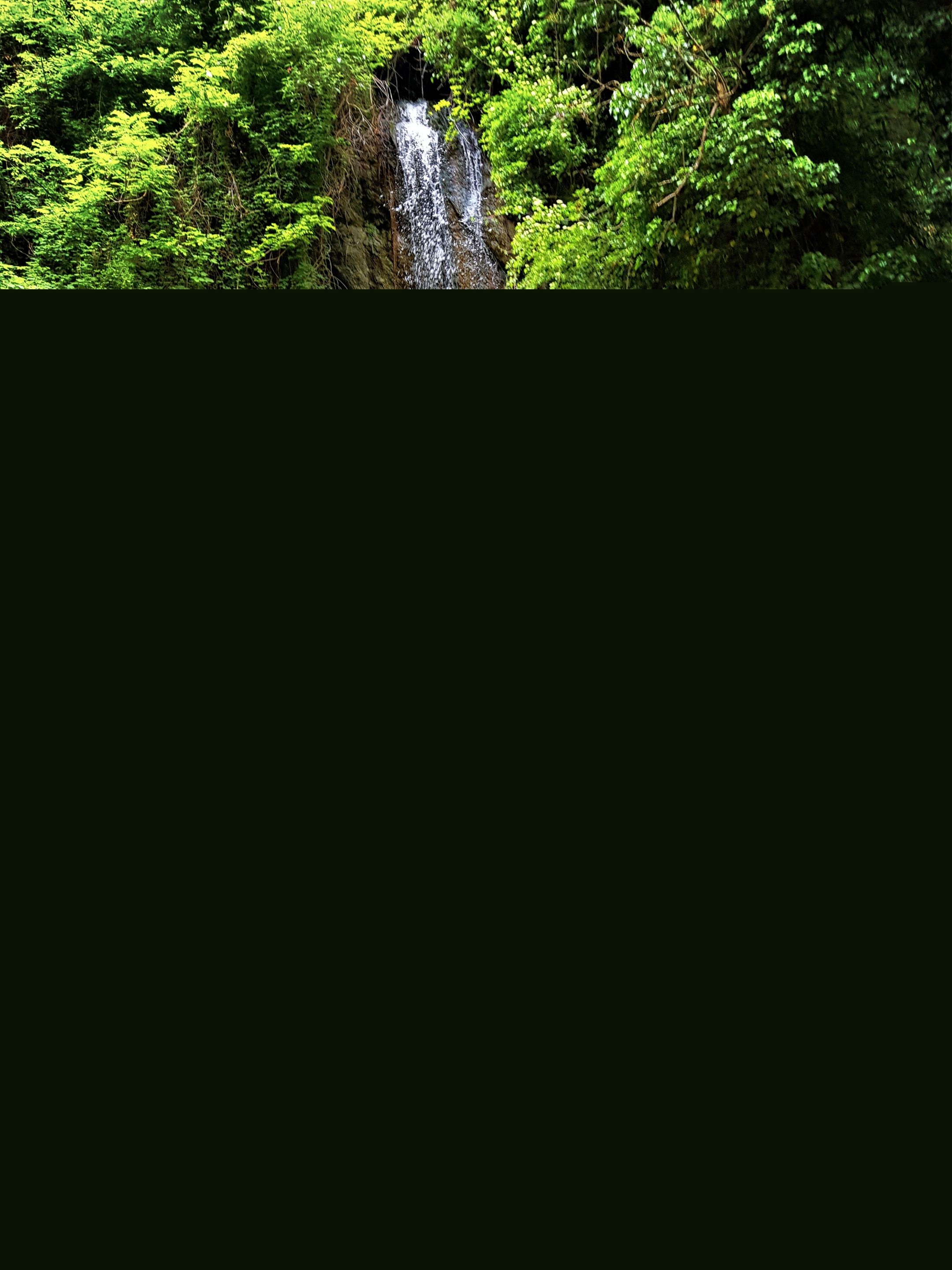 Wasserfall, am Ende ein Bachlauf, rechts und links Sträucher (c) k-h. Wasserfall, am Ende ein Bachlauf, rechts und links Sträucher