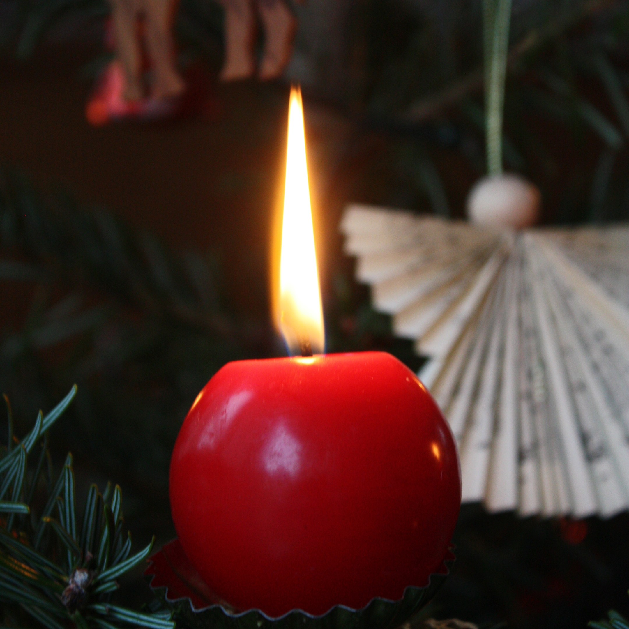 leuchtende Kugelkerze und ein Papierengel