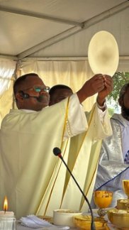 Pfarrer Paul aus Uganda feiert einen Gottesdienst