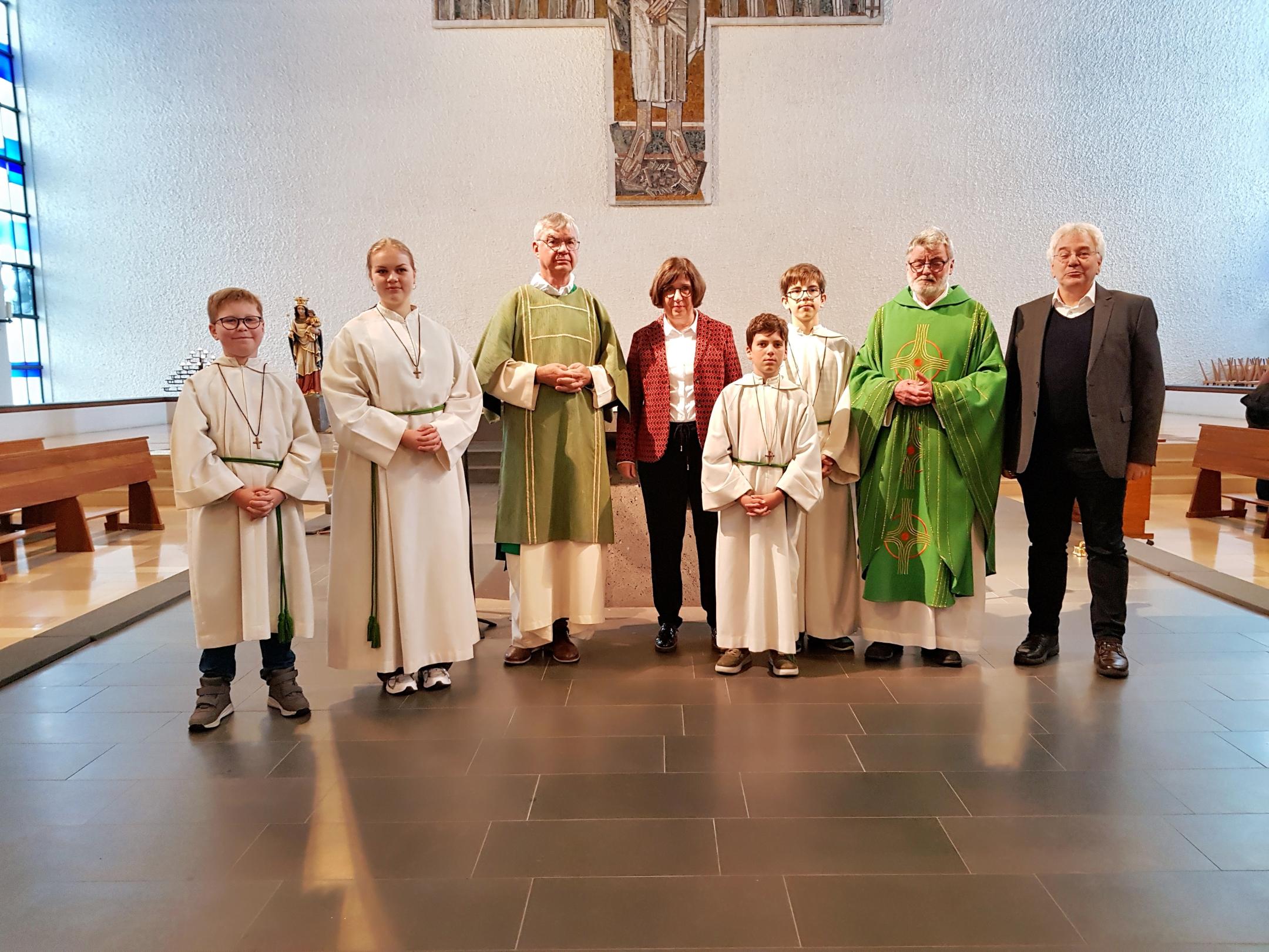 in der Mitte Frau Kern, rechts Pfarrer Franz-Josef Werle (c) k-h. in der Mitte Frau Kern, rechts Pfarrer Franz-Josef Werle