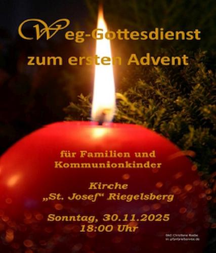 brenndende rote Kugelkerze vor Tannen (c) obkhefa brenndende rote Kugelkerze vor Tannen