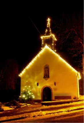 Wendalinuskapelle mit Lichterkette für die Advents- und Weihnachtszeit