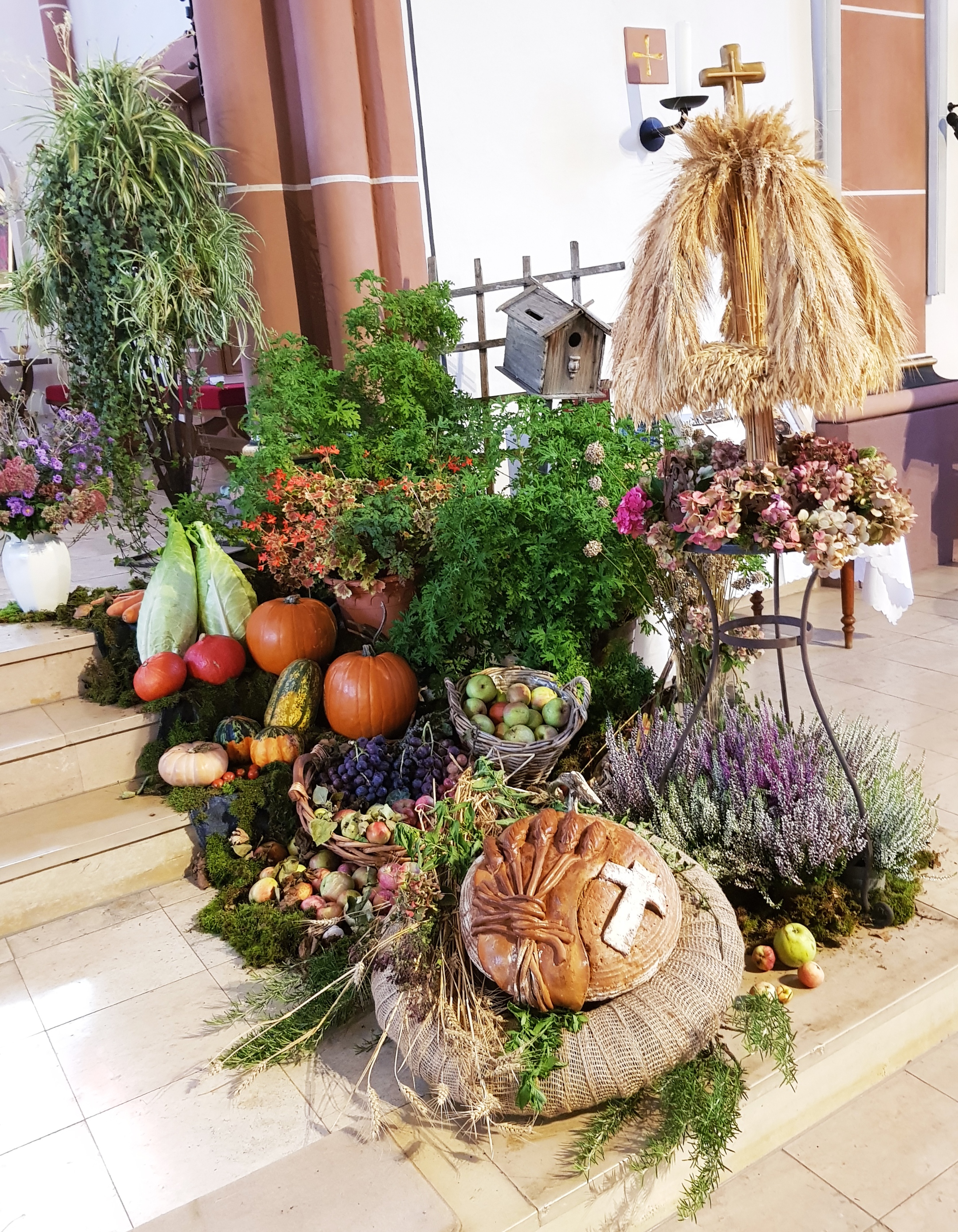 Erntedank (c) k-h. Erntedankaltar mit obst, Gemüse, Brot und der Erntekrone aus Ähren